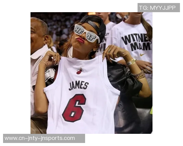 詹姆斯户外活动与三位美女合影俏皮吐舌嫂子知道吗