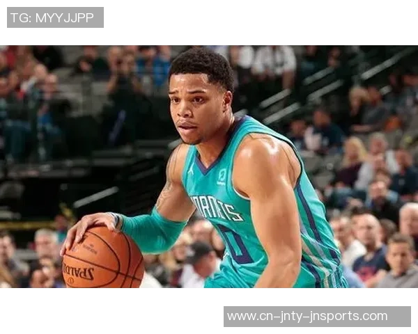 小乔丹季前赛无球队签约训练之余担任孩子私人司机的生活分享